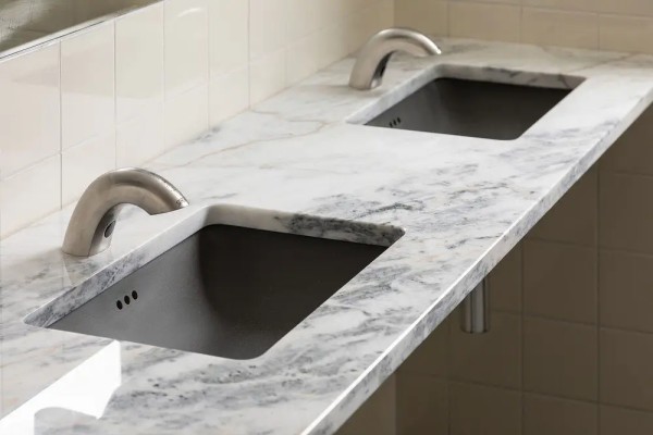 Edelstahl Waschtischarmatur mit Sensor und Seifenspender SLU46MD - Montagebeispiel