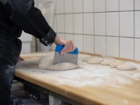 Vorschau: Vikan Teigschneider/-schaber mit flexiblem Edelstahlblatt, 146 mm - zum Schneiden vieler Arten von Teig und Gebäck sowie zum Entfernen von... Vorschau: Vikan Teigschneider/-schaber mit flexiblem Edelstahlblatt, 146 mm - zum Schneiden vieler Arten von Teig und Gebäck sowie zum Entfernen von Lebensmittelrückständen