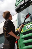 Vorschau: Vikan Autowaschbürste mit Wasserdurchlauf, 370 mm, weich/gesplisst - Anwendungsbeispiel Vorschau: Vikan Autowaschbürste mit Wasserdurchlauf, 370 mm, weich/gesplisst - Anwendungsbeispiel