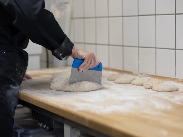 Vikan Teigschneider/-schaber mit flexiblem Edelstahlblatt, 146 mm - zum Schneiden vieler Arten von Teig und Gebäck sowie zum Entfernen von Lebensmittelrückständen